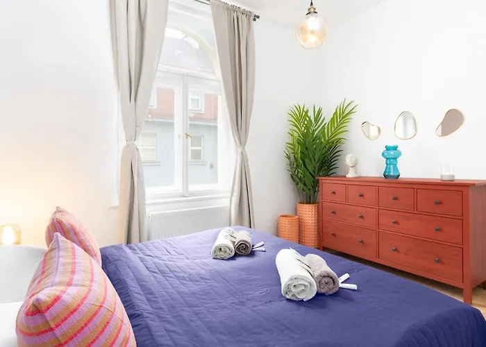 Prague Days - Eclectic Apartment In Trendy Area